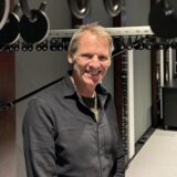 Ein Mann steht in der Gardeobe eines Livemusikclubs.