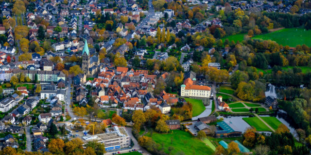 Schloss Westerhold mit altem Dorf