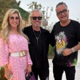 Die Geissens stehen in Sommerkleidung neben Shary Azhdari.