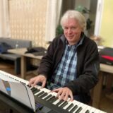 Diethelm Lattek sitzt an einem Keyboard.