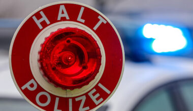 Fahrer flieht im VW Golf und gefährdet Polizistin