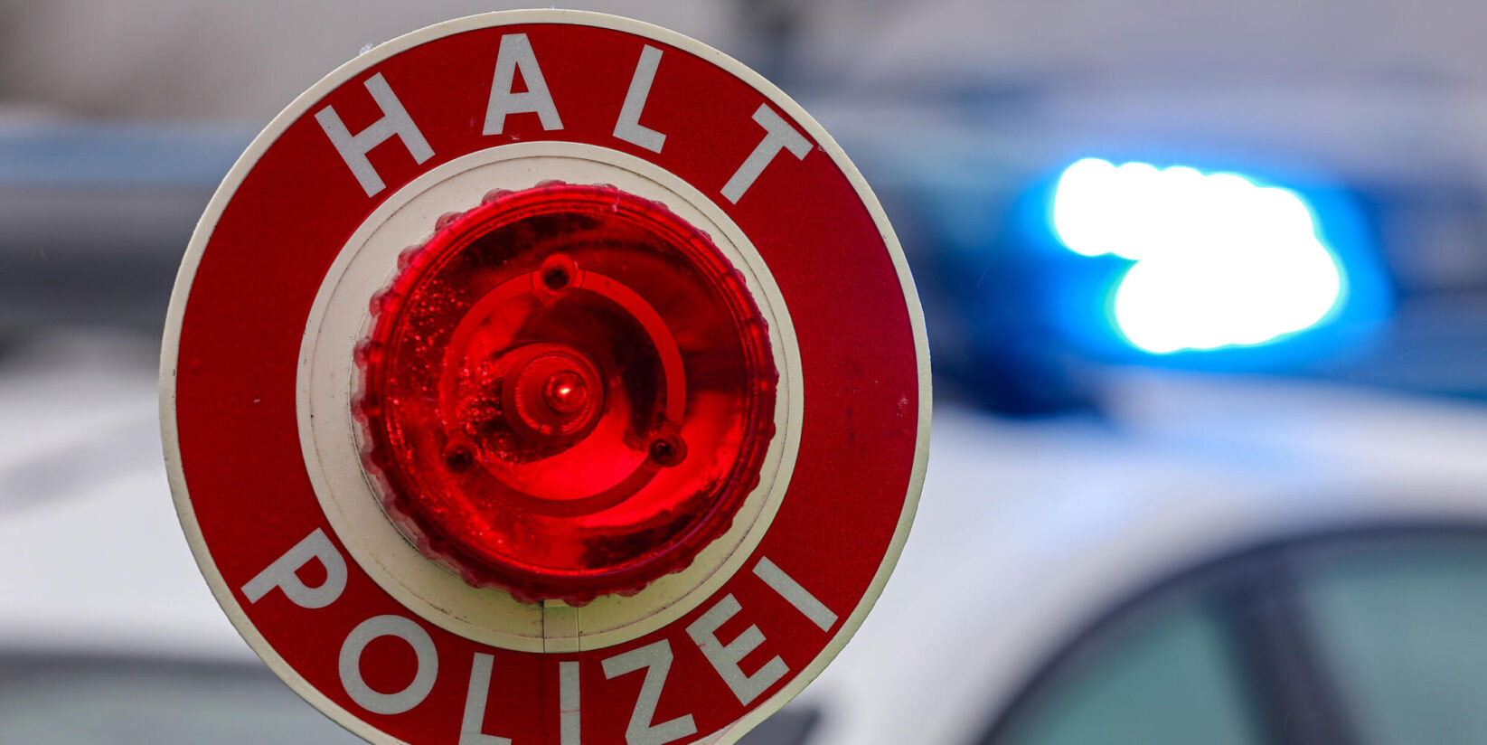 Fahrer flieht im VW Golf und gefährdet Polizistin