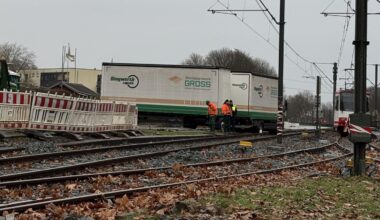 Lkw landet in Gleisbett – U42-Verspätungen die Folge