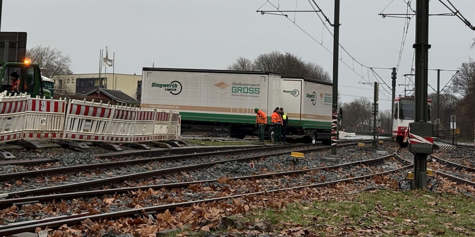 Lkw landet in Gleisbett – U42-Verspätungen die Folge