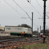 Die Reifen eines Sattelanhängers haben sich in Stadtbahngleisen verkeilt.