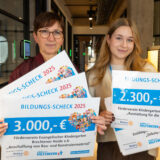 Birgit Schlomberg und Nina Zenzen mit den Bildungs-Schecks, die bald an die Gewinner verteilt werden.