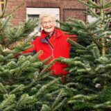 Gisela Eppert (85), Seniorchefin der Mühle Eppert in der Hertener Innenstadt, präsentiert am 4. Dezember 2025 Weihnachtsbäume. Der Verkauf hat hier längst begonnen.