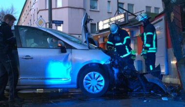 Auto kracht in Hauswand – zwei Verletzte