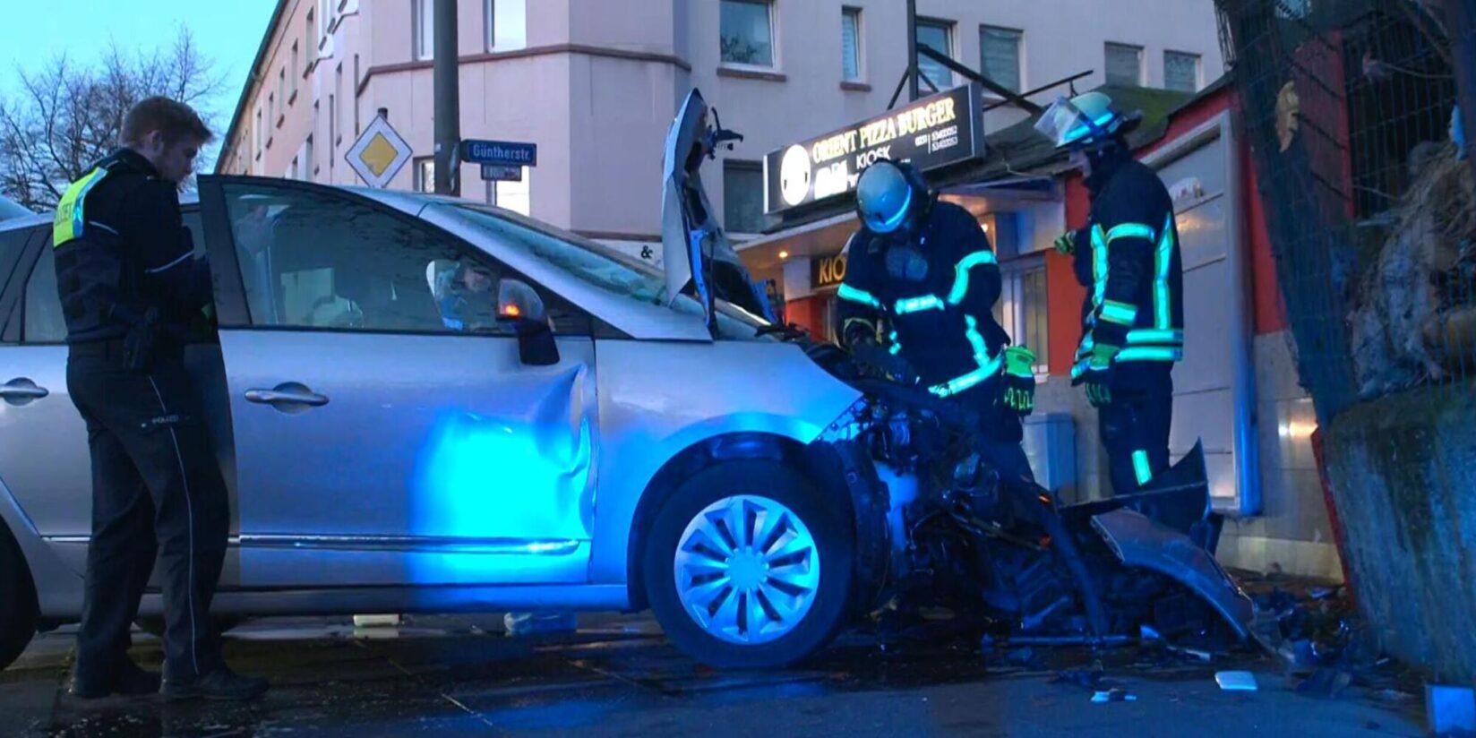 Auto kracht in Hauswand – zwei Verletzte