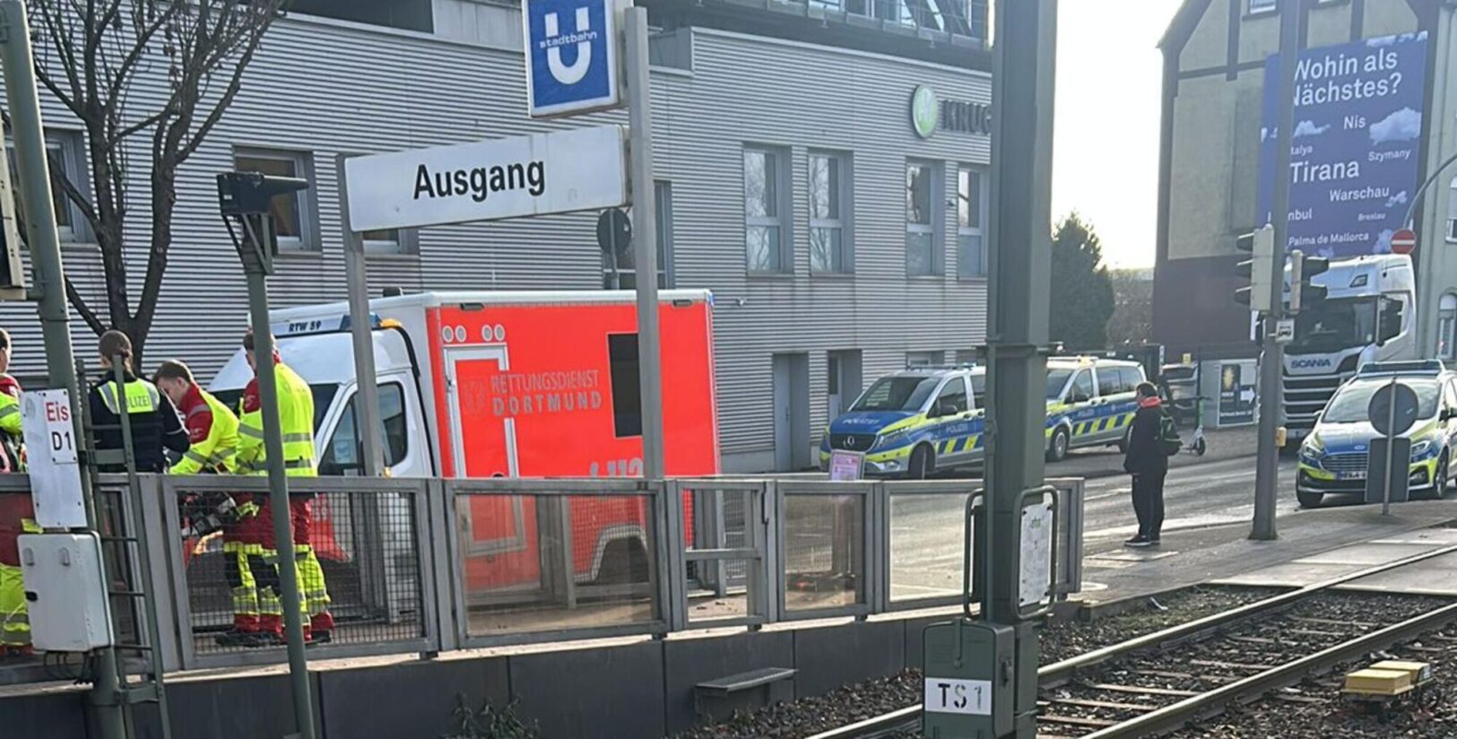 Stadtbahn erfasst Person, 2 verletzt