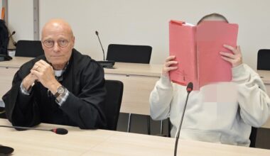 Mann schießt mit Pfeil und Bogen auf seinen Vater