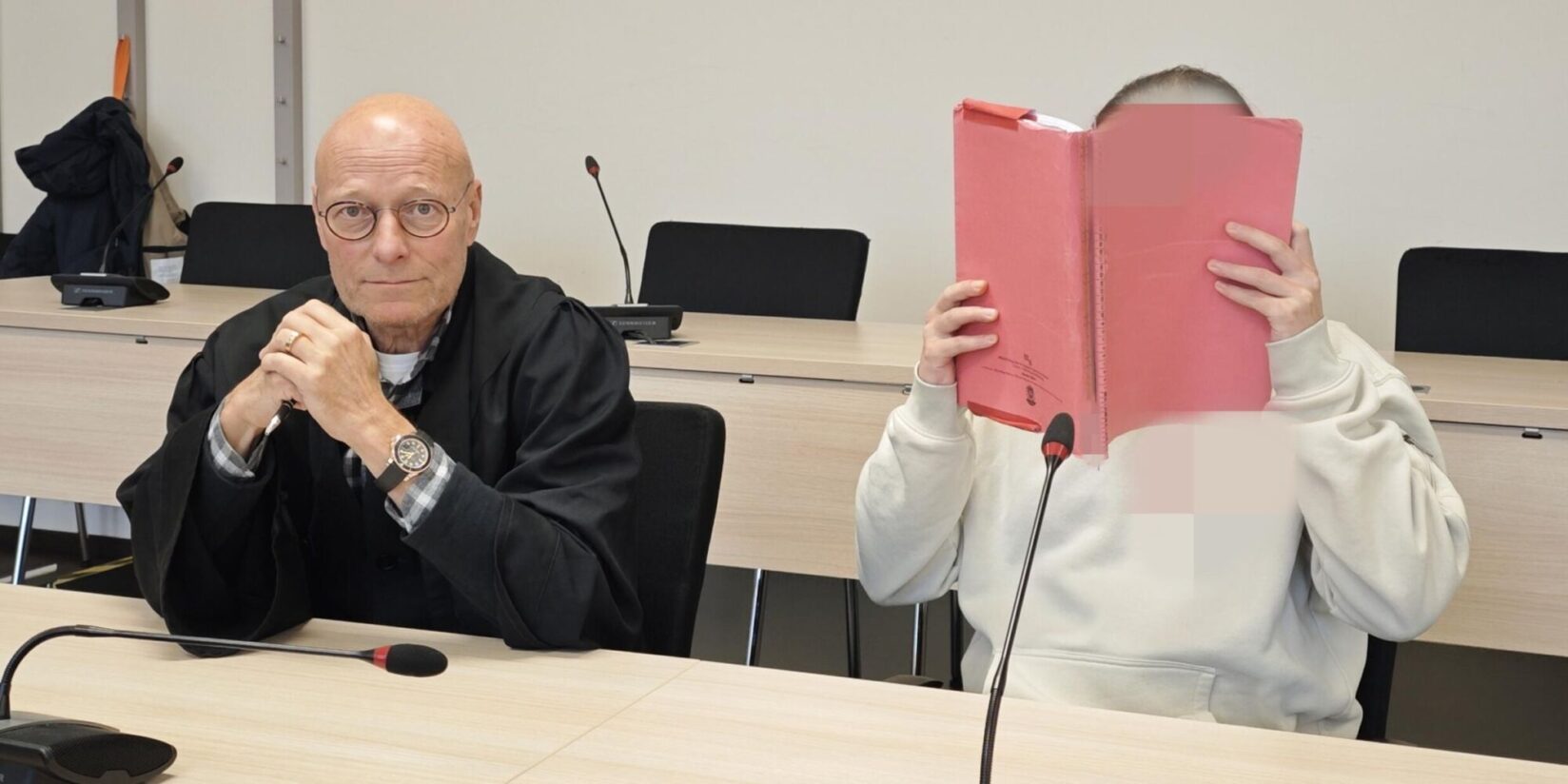 Mann schießt mit Pfeil und Bogen auf seinen Vater