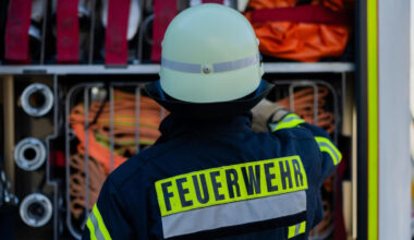 Feuerwehr Dortmund rückt zu Brand in Lagerhalle in Aplerbeck aus
