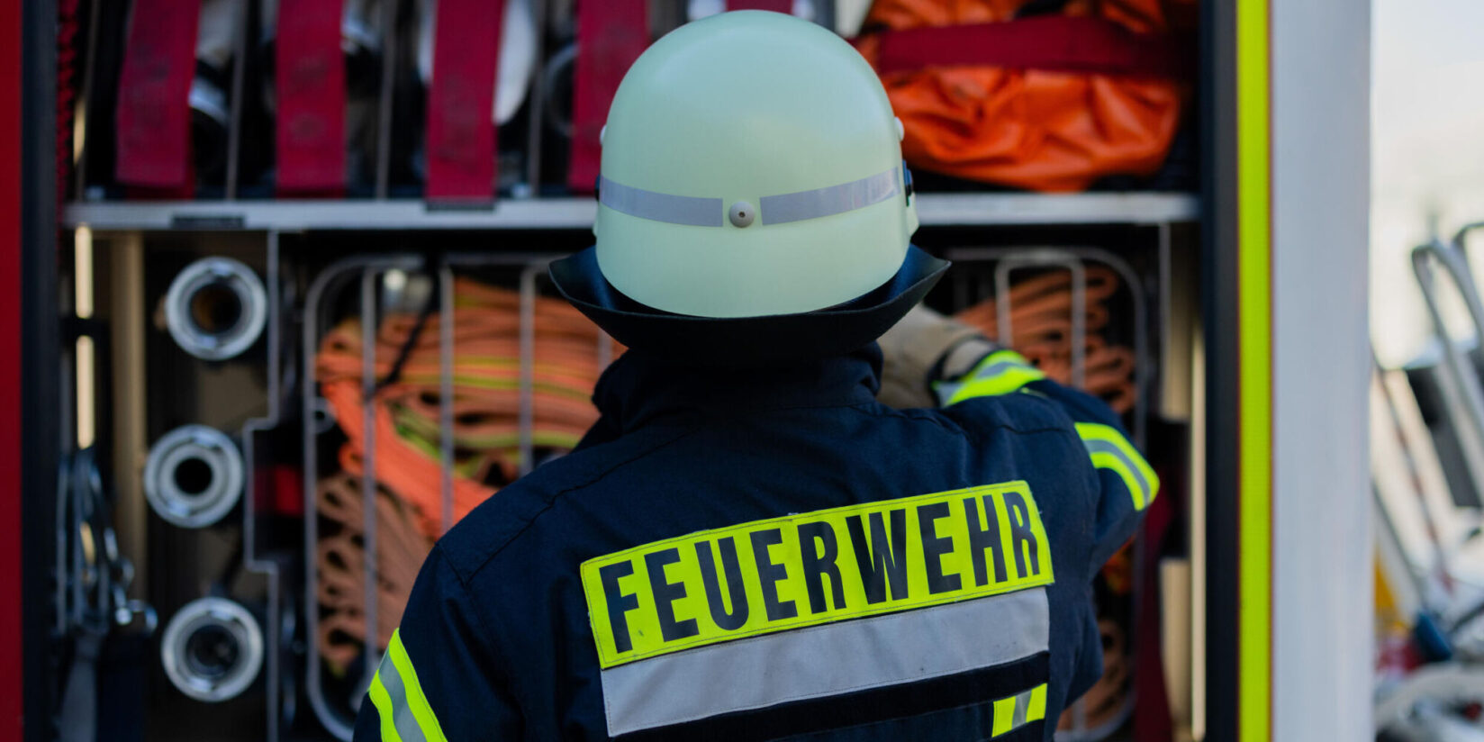 Feuerwehr Dortmund rückt zu Brand in Lagerhalle in Aplerbeck aus