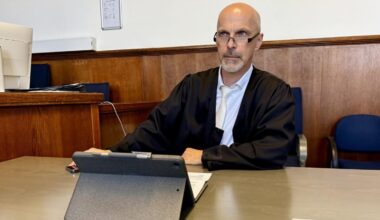 Räuber übfallen Mann in eigener Wohnung und attackieren ihn