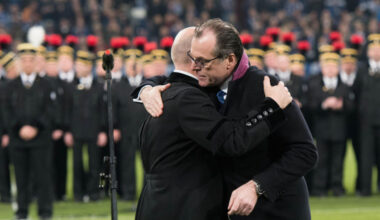 Ruhrkohlechor singt Steigerlied: Gänsehaut-Moment auf Schalke