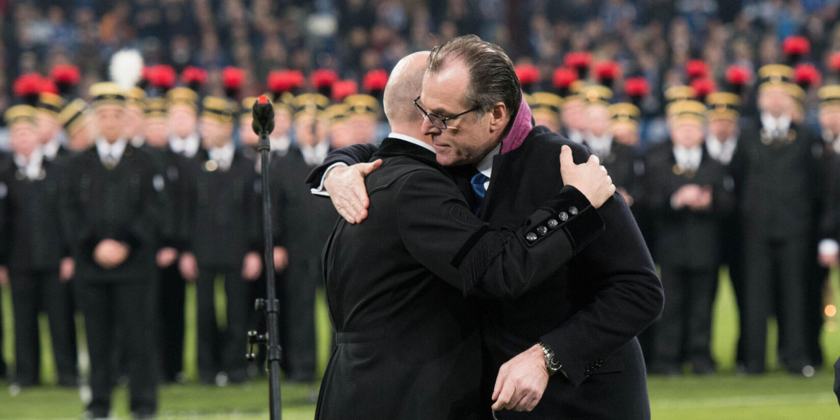Ruhrkohlechor singt Steigerlied: Gänsehaut-Moment auf Schalke