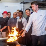 Bild von Lachs in einer Auflaufform, drumherum weihnachtsliche Dekoration
