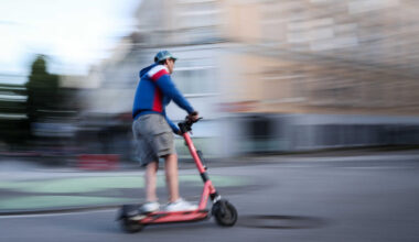 Pkw erfasst Jugendliche auf E-Scooter