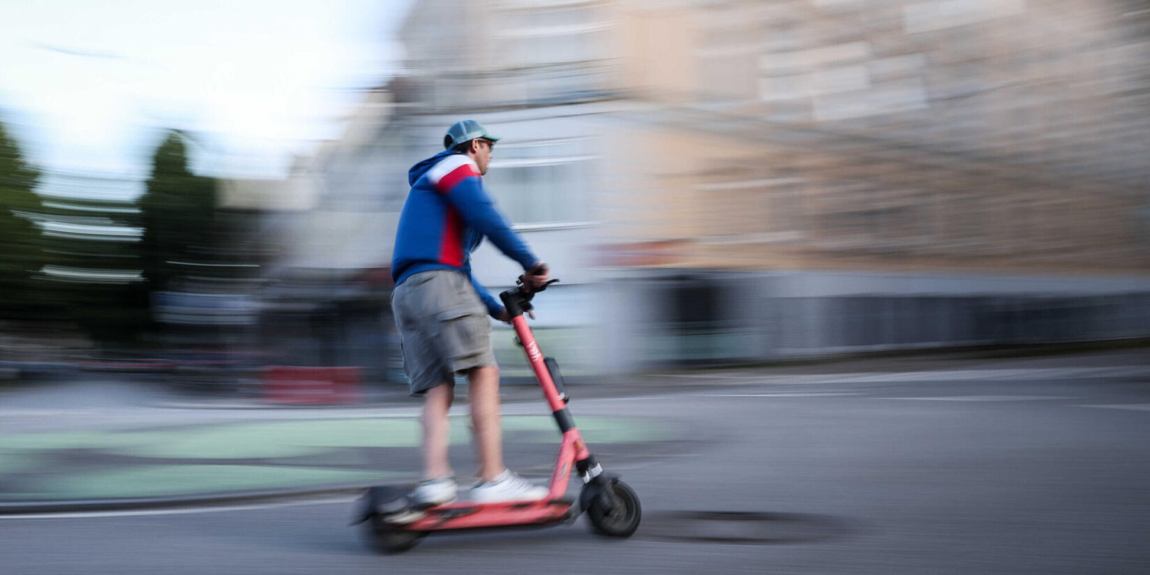 Pkw erfasst Jugendliche auf E-Scooter