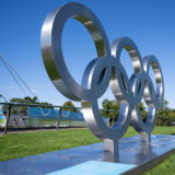 Die olympischen Ringe stehen im Olympiapark. Am 26.10.2025 findet der Bürgerentscheid zur Bewerbung der Stadt München um Olympische und Paralympische Spiele statt. Mit dem Entscheid soll entschieden werden, ob sich München um die Spiele bewerben soll, die entweder 2036, 2040 oder 2044 stattfinden. (zu dpa: „Trotz Bericht: München hält Olympia-Befragung für regulär“) +++ dpa-Bildfunk +++