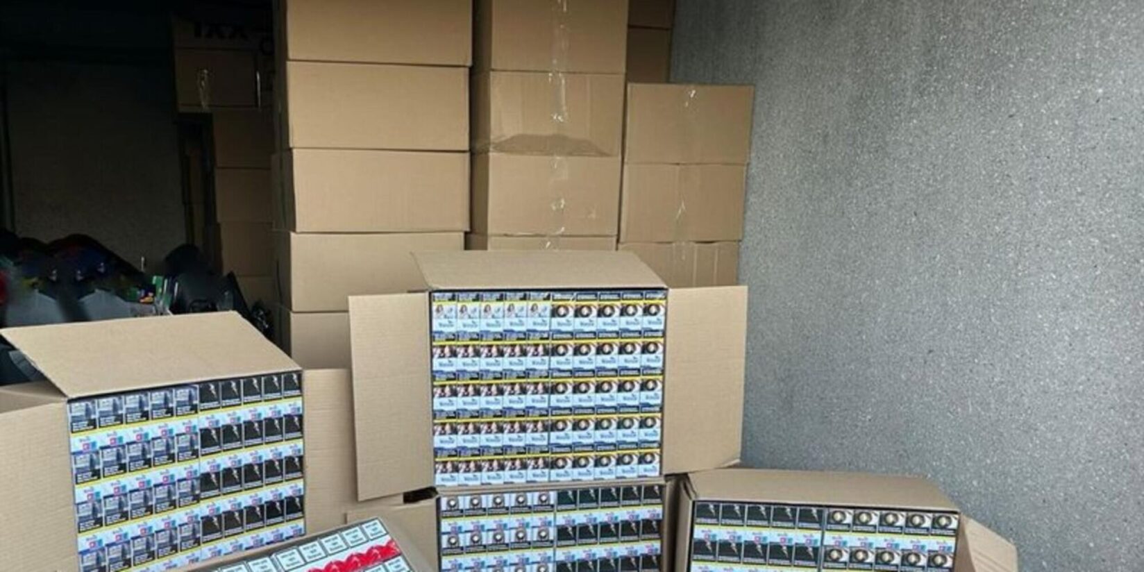 10,4 Millionen Schmuggelzigaretten: Festnahmen bei Razzien