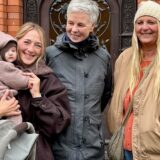 Kim Kramer trägt ihre Tochter Lilli auf dem Arm und steht mit Heike Kruner und Christina Kramer vor der Musikschule in Recklinghausen.