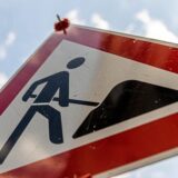 Ein Schild, das auf Bauarbeiten hinweist. (Symbolbild)