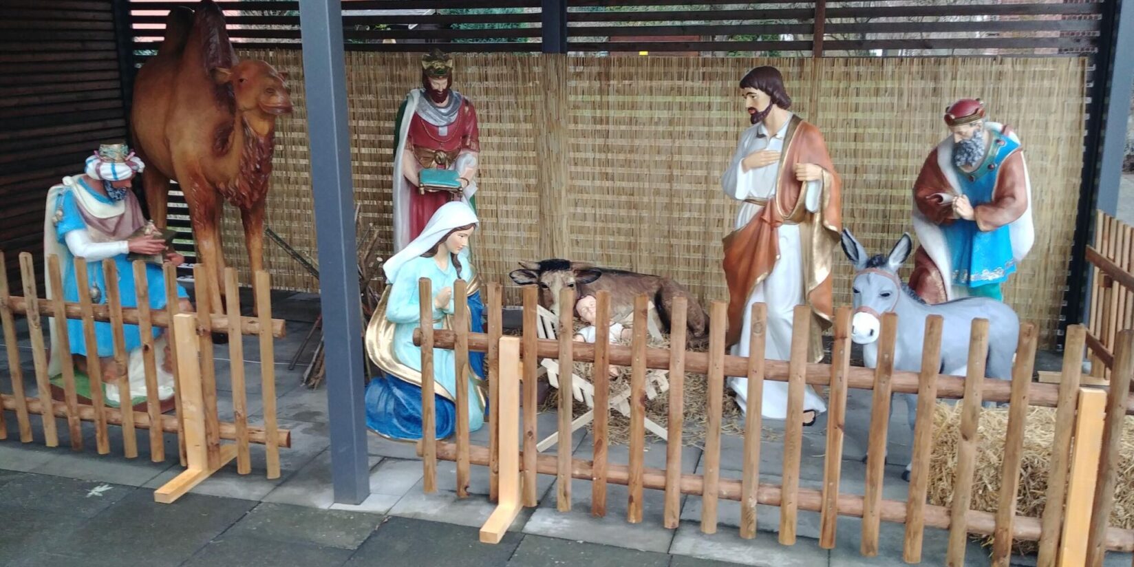 Pfarrer verwandelt Carport in Bethlehem-Szene