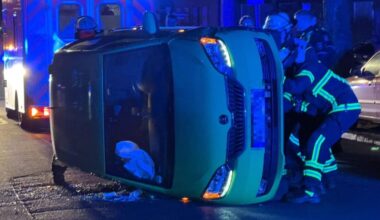 Auto kippt auf die Seite