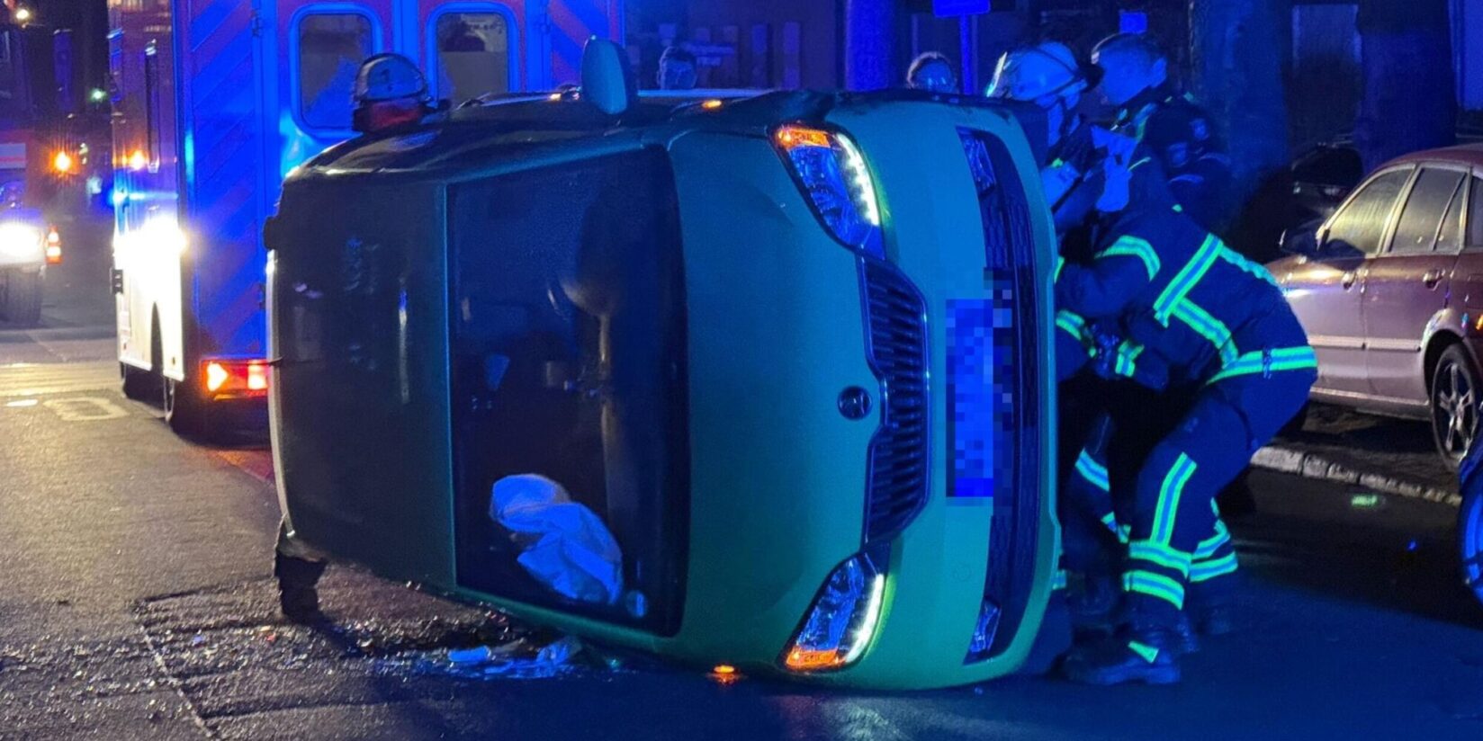 Auto kippt auf die Seite