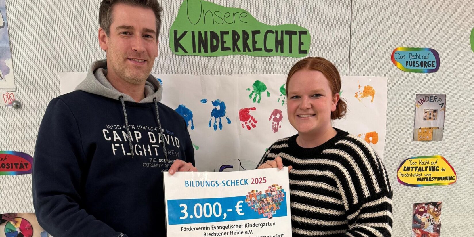 3000 Euro vom Medienhaus-Lensing-Bildungswerk: Scheck für evangelischen Kindergarten