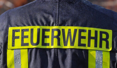 Unrat brennt auf einem Balkon in Dortmund-Kirchderne