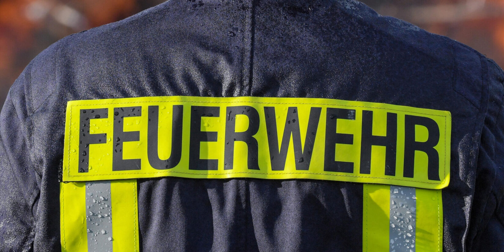 Unrat brennt auf einem Balkon in Dortmund-Kirchderne