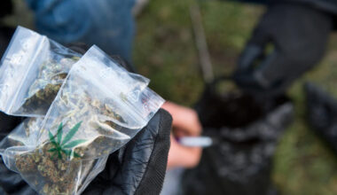 Polizei erwischt zwei Männer und findet „Tütchen“ und Bargeld