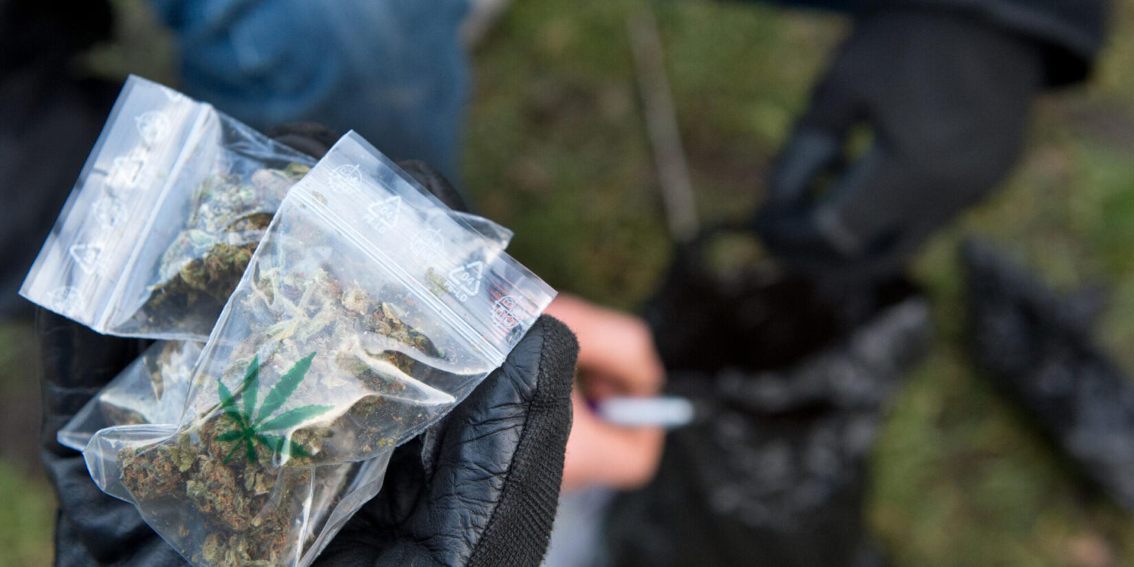 Polizei erwischt zwei Männer und findet „Tütchen“ und Bargeld