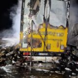 Ein ausgebrannter LKW steht am Autobahnkreuz Dortmund/Unna.