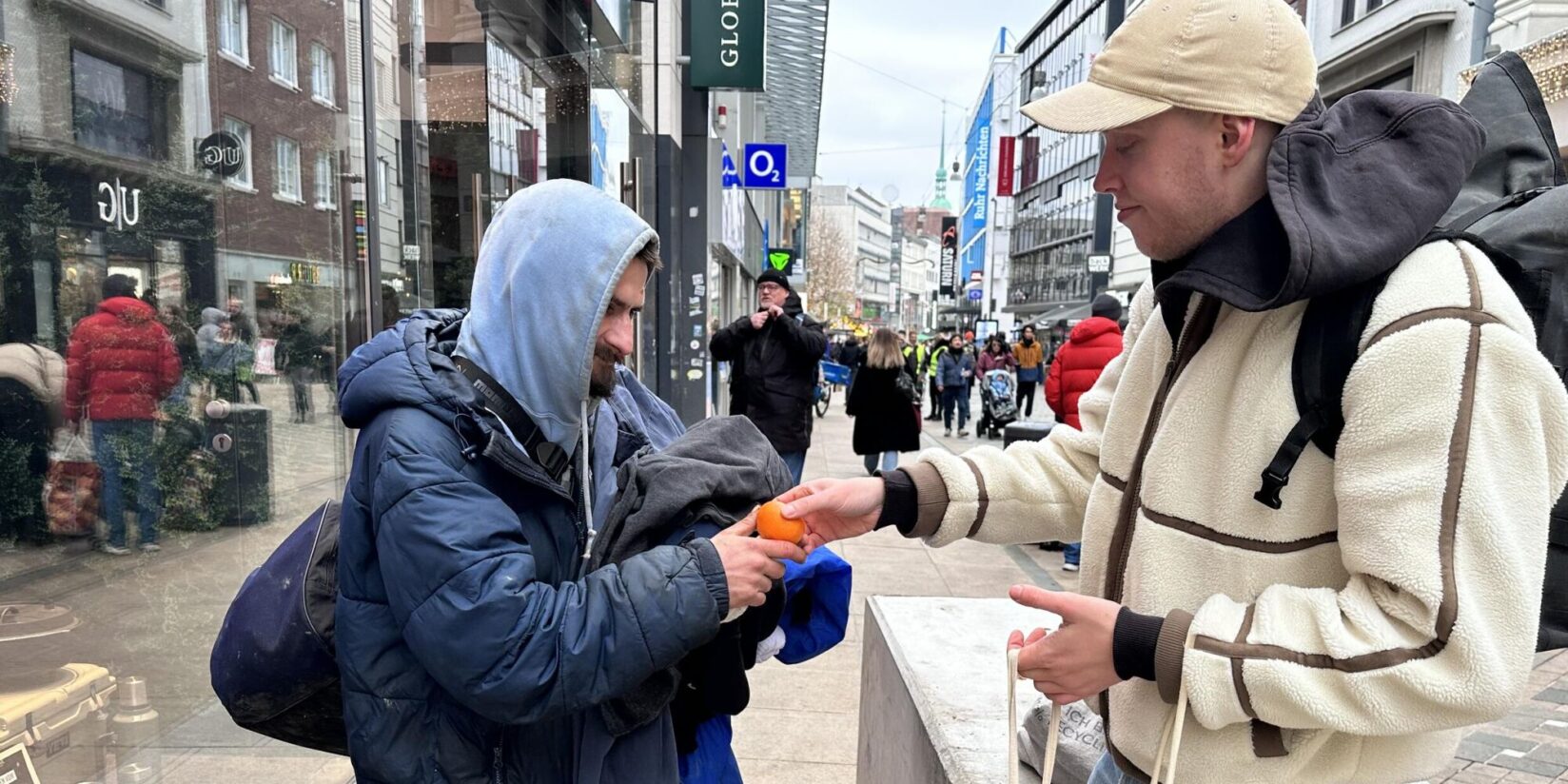 Felix Bekmann hilft Obdachlosen in Dortmund mit Kleidung und Essen