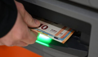 Falscher Polizist erbeutet Bankkarte und hebt Geld ab