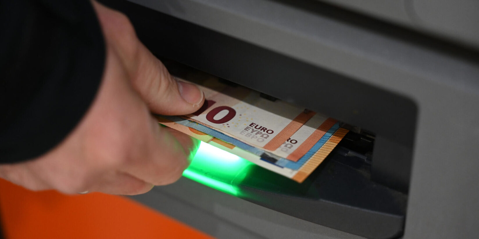 Falscher Polizist erbeutet Bankkarte und hebt Geld ab