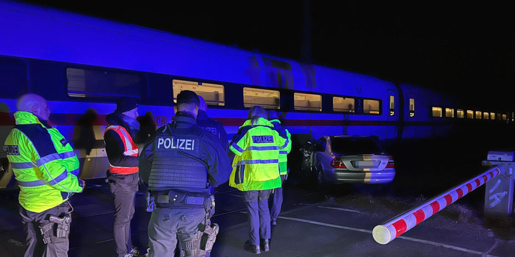 ICE-Unfall in Dortmund-Kirchderne: Zug kollidiert mit Auto