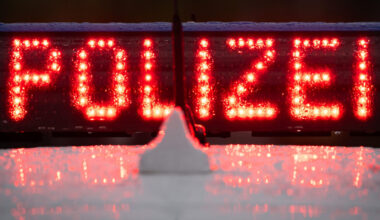 Mann schlägt Polizisten ins Gesicht