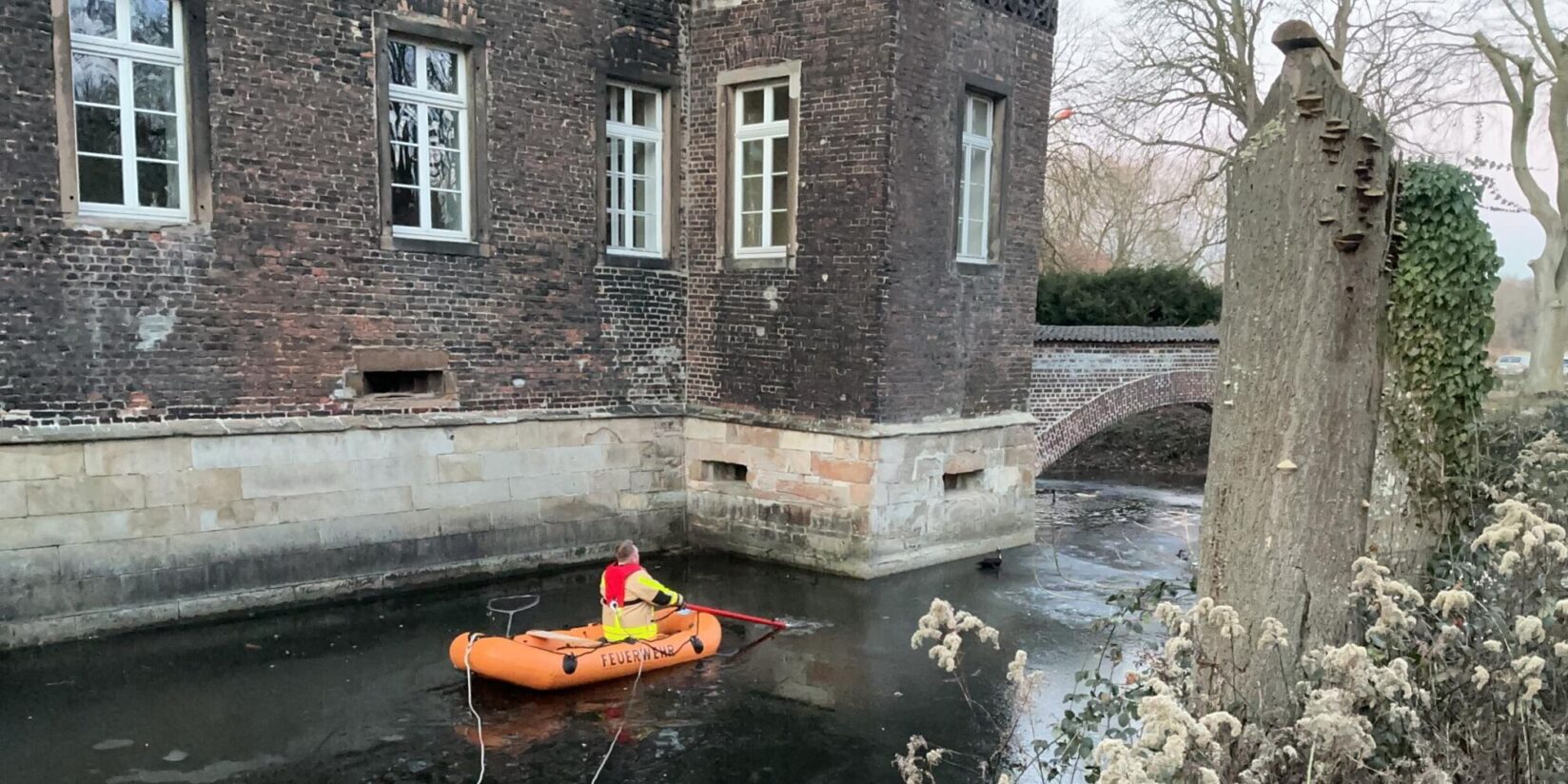 Feuerwehr rettet Enten, Polizei jagt Eierdiebe