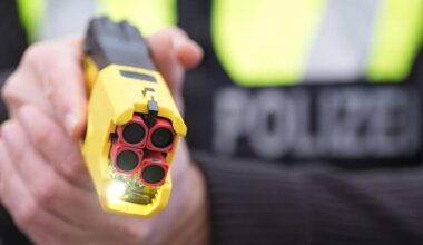 Polizei Dortmund tasert Mann mit Axt: Autos beschädigt