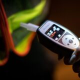 Eine Polizistin kontrolliert mit einem Atemalkoholtest einen Verkehrsteilnehmer. (Symbolbild)