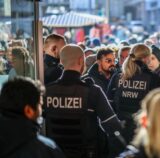 Polizeieinsatz an der Sparkassenfiliale in Gelsenkirchen-Buer, nachdem wartende Kunden versucht hatten in die Bank zu gelangen.