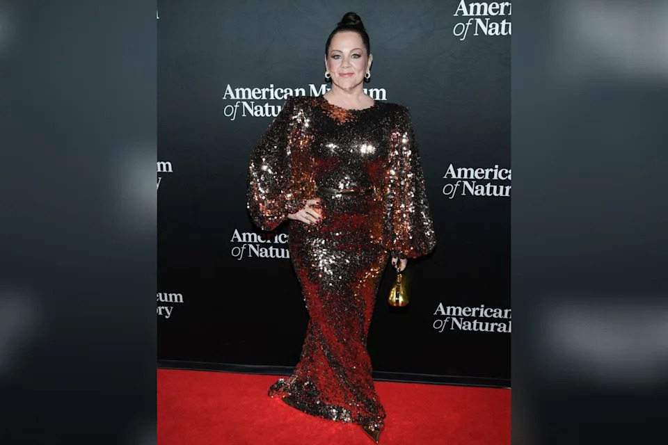 Melissa McCarthy strahlt bei einem Red-Carpet-Event Anfang Dezember. (Bild: Efren Landaos/ddp/Sipa USA)