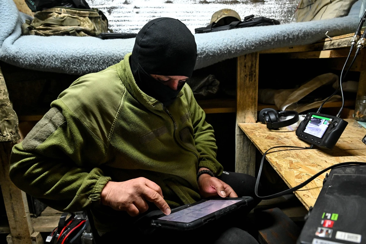 28.04.2025, Ukraine, ---: Ein Soldat eines Zuges f�r unbemannte Luftfahrzeuge des 113. Bataillons der 110. ukrainischen Territorialverteidigungsbrigade, Mitglied einer Besatzung, setzt am 28. April 20 ...