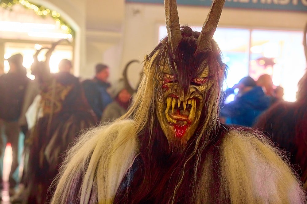 Perchten mit ihren gruseligen Masken tummeln sich traditionell auf dem Tölzer Christkindmarkt. Wie die Sicherheitsvorkehrungen gegen Attentäter aussehen, verrät die Stadtverwaltung nicht. Und der Bürgermeister weiß: Eine hundertprozentige Sicherheit gibt es nicht.