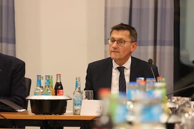 Nicht begeistert: Schwentinetals Bürgermeister Thomas Haß (parteilos) wies darauf hin, dass die Reduktion des Haushaltsdefizits immer noch „nicht gut“ sei.